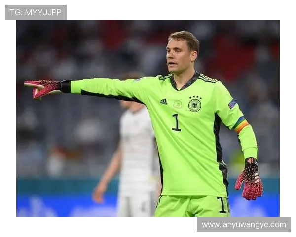 诺伊尔曾长期效力于哪支德甲俱乐部？